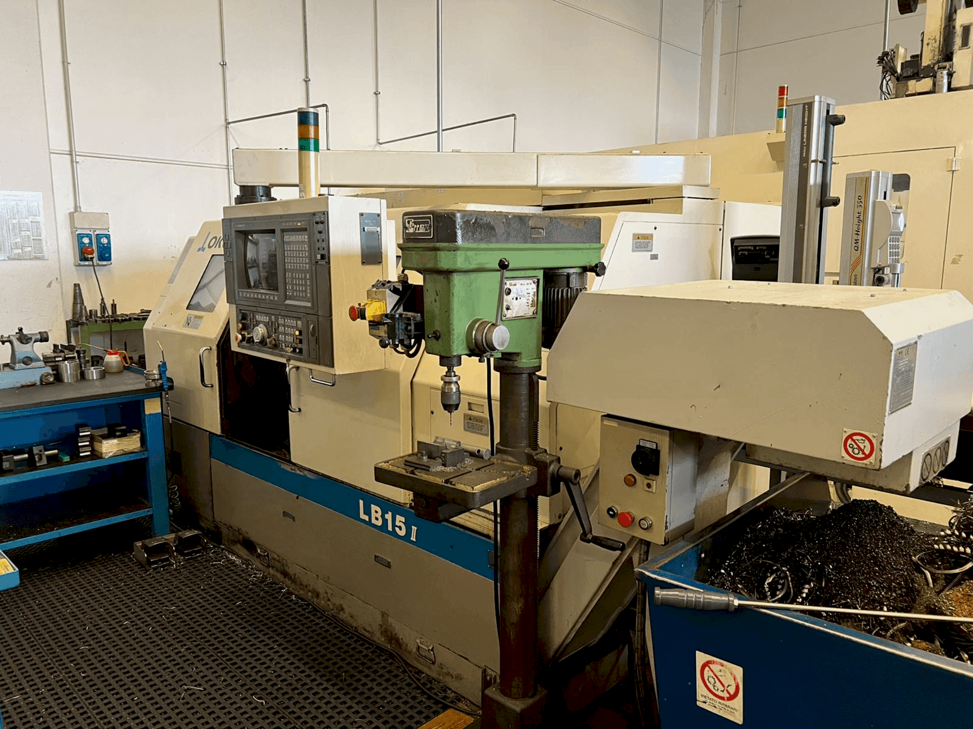 Čelní pohled na Okuma LB 15-II M stroj