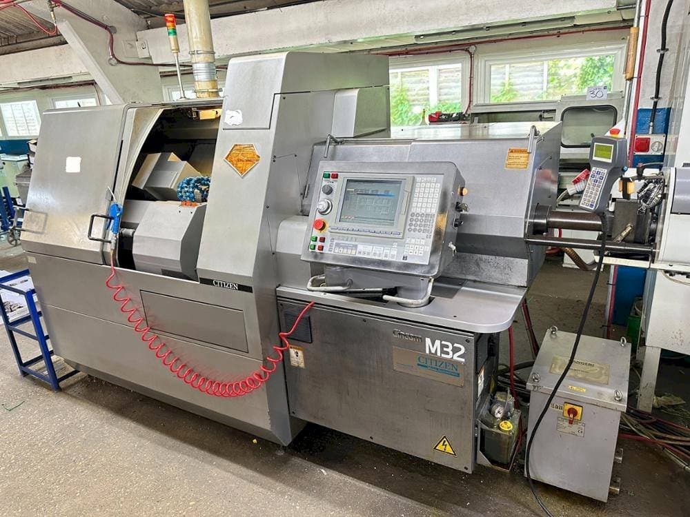 Čelní pohled  na Citizen M32V  stroj