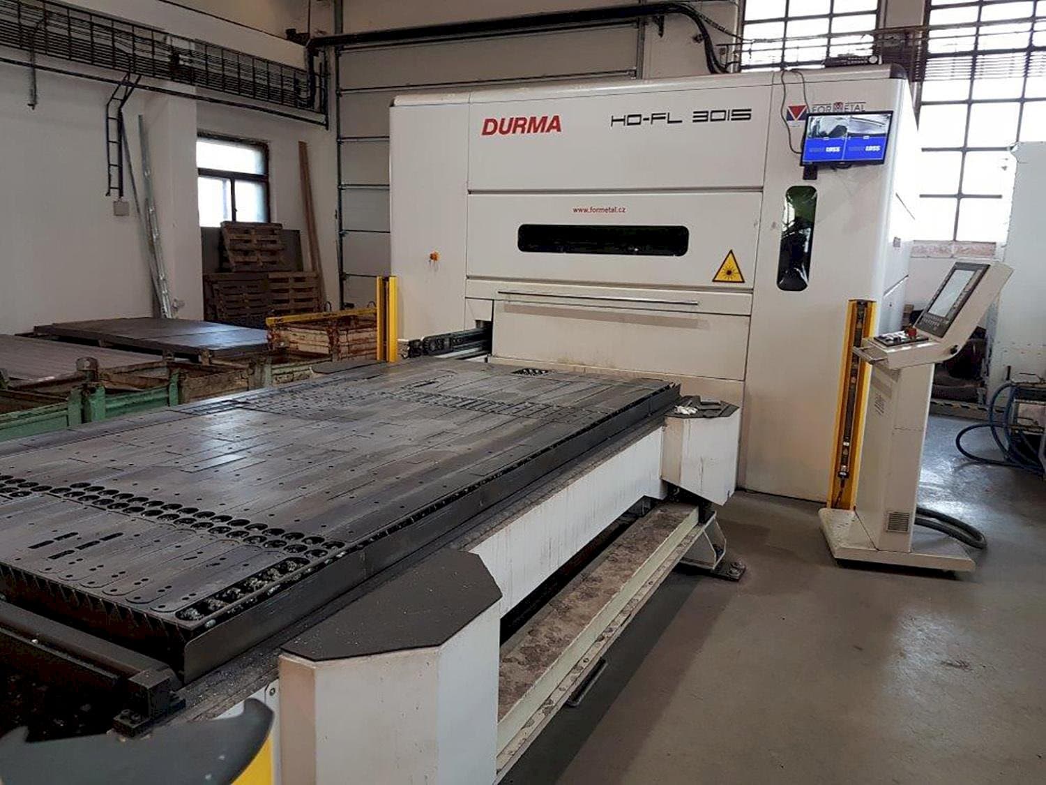 Čelní pohled  na Durma HD-FL 3015 L  stroj