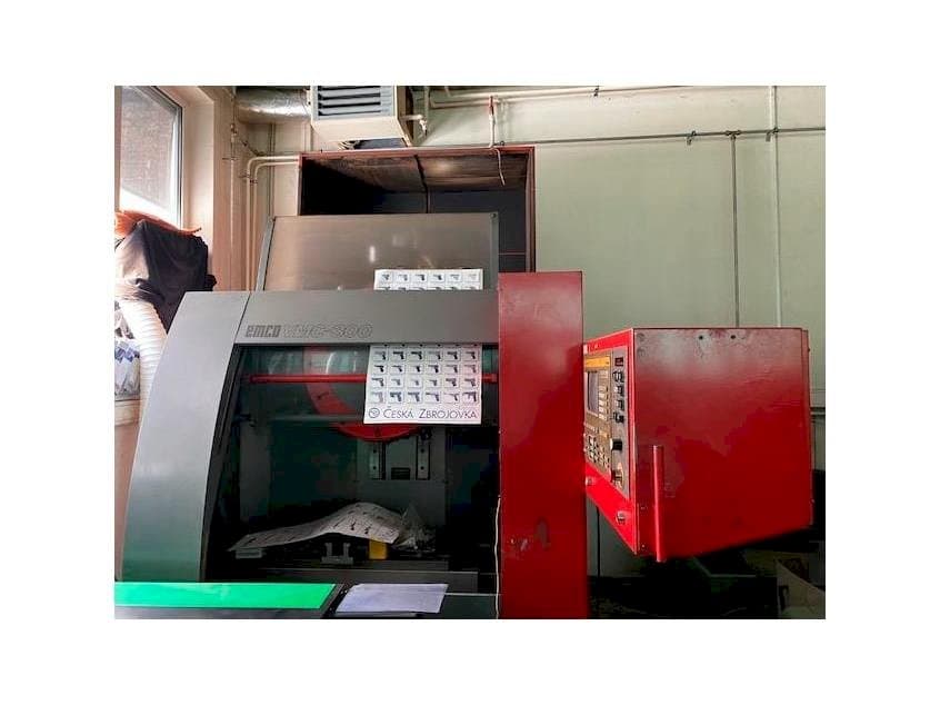 Čelní pohled  na EMCO VMC 300  stroj