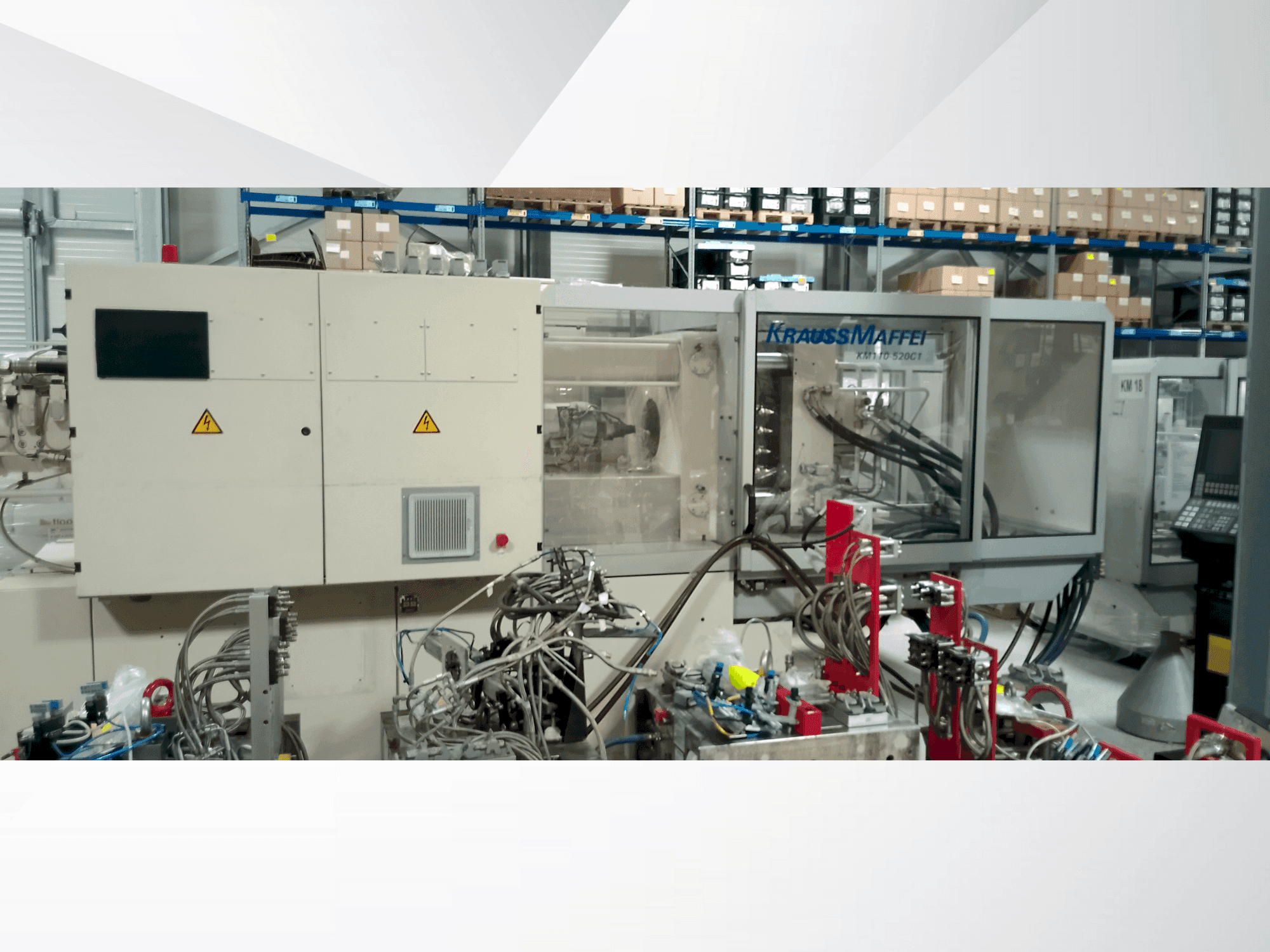 Čelní pohled na Krauss Maffei 110-520 C1 stroj