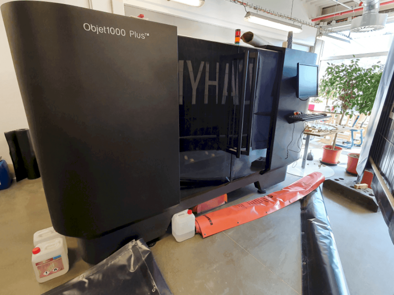 Čelní pohled  na Stratasys Objet 1000 Plus  stroj