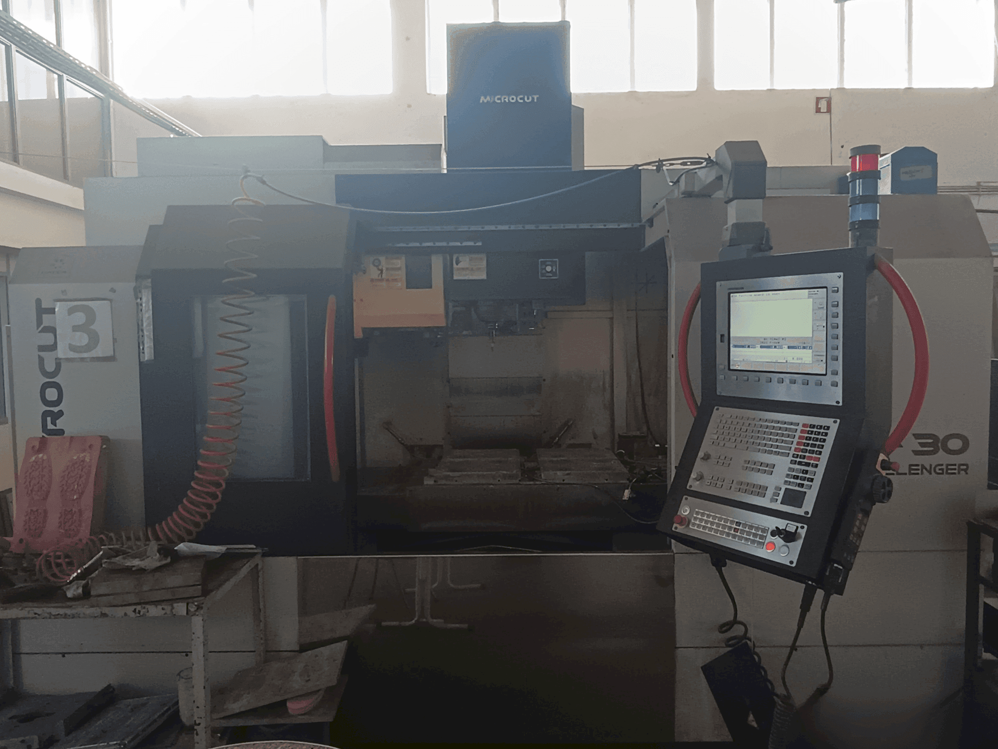 Čelní pohled na MICROCUT V-30 Challenger stroj