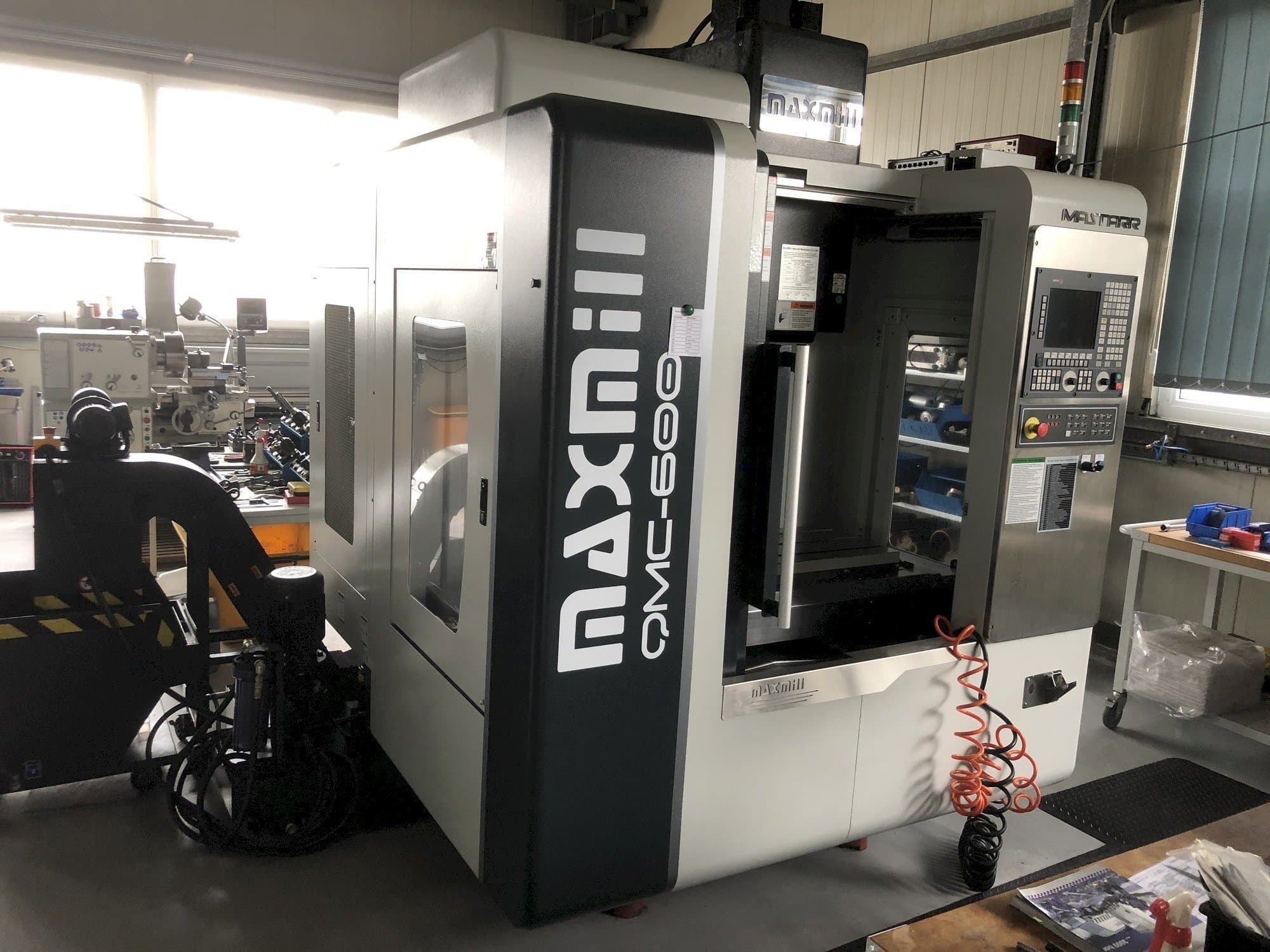 Čelní pohled na MAXMILL QMC-600 stroj