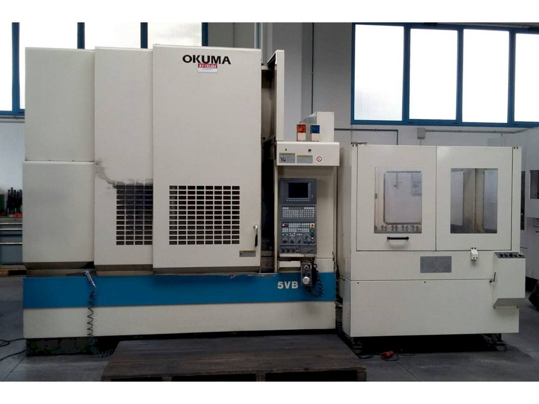 Čelní pohled  na Okuma MX55 VB  stroj