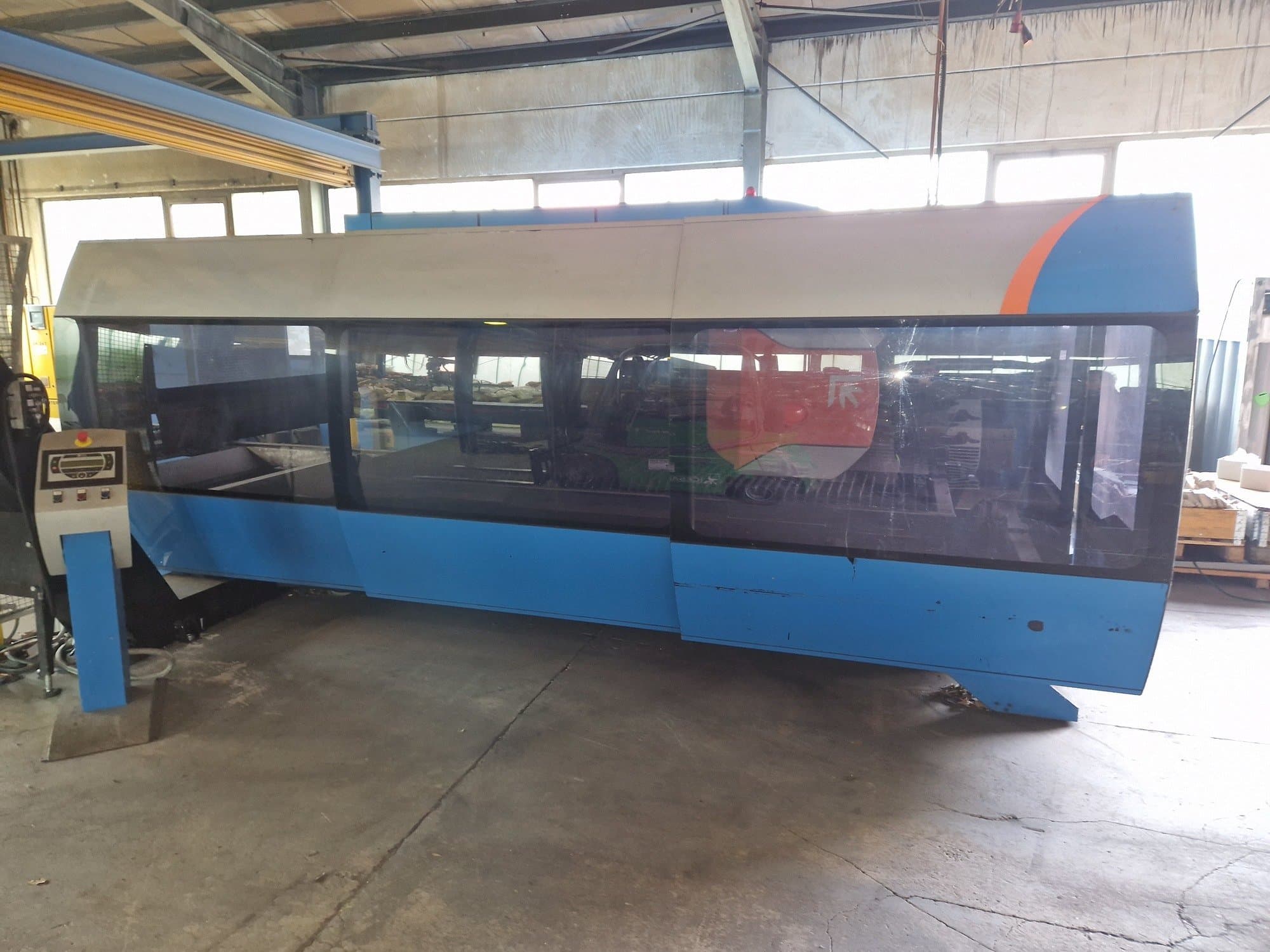 Čelní pohled na Prima Power CP 4000 Zaphiro stroj