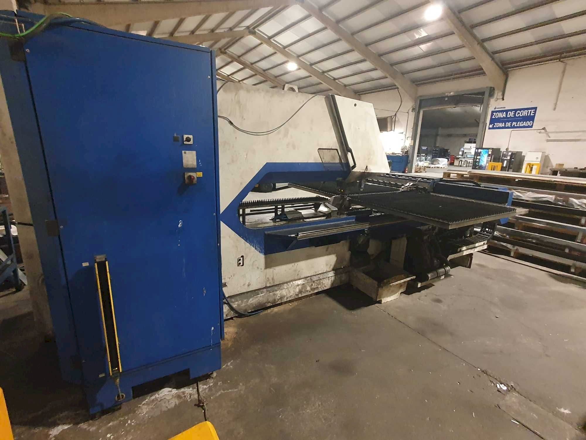 Čelní pohled na TRUMPF Trumatic 2000R stroj
