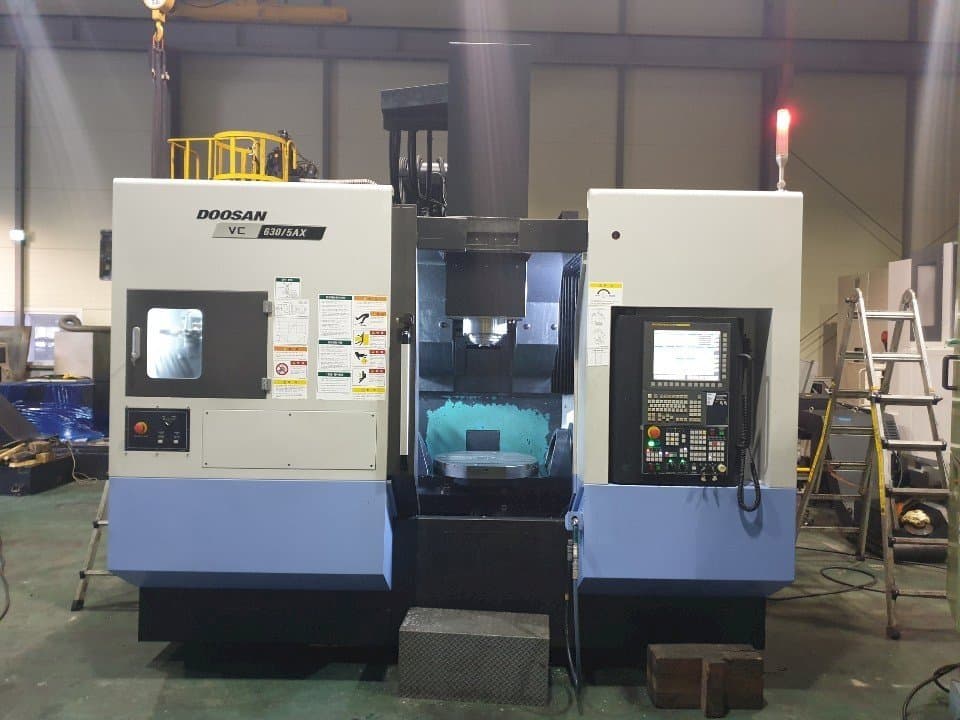 Čelní pohled na Doosan VC630/5AX stroj