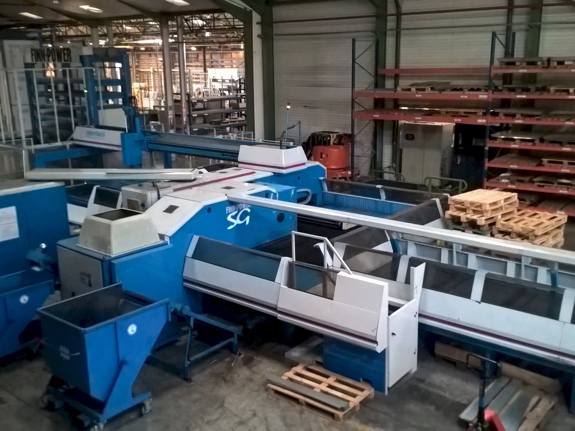 Čelní pohled na Finn-Power SG6 stroj