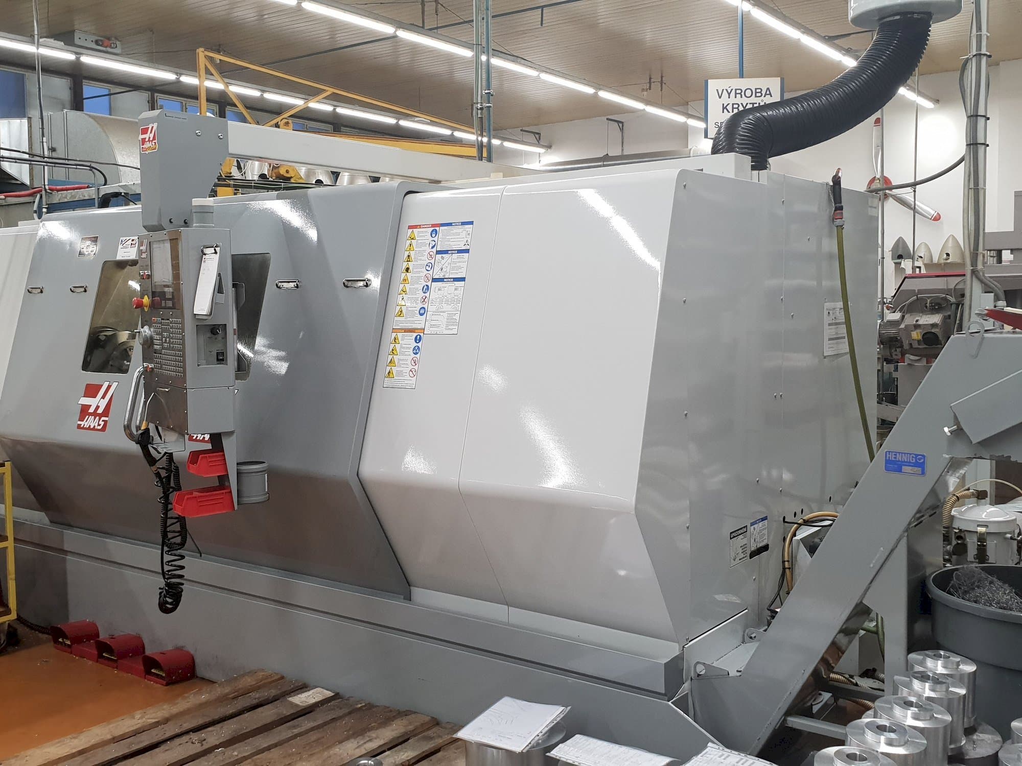 Pravý pohled na HAAS SL-40 stroj