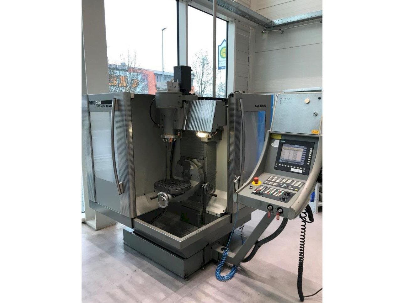 Čelní pohled na DECKEL MAHO DMU 35 M stroj