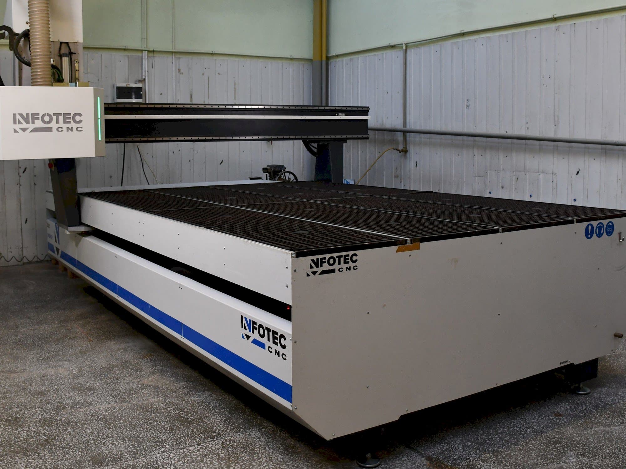 Čelní pohled na INFOTEC 3121 E stroj