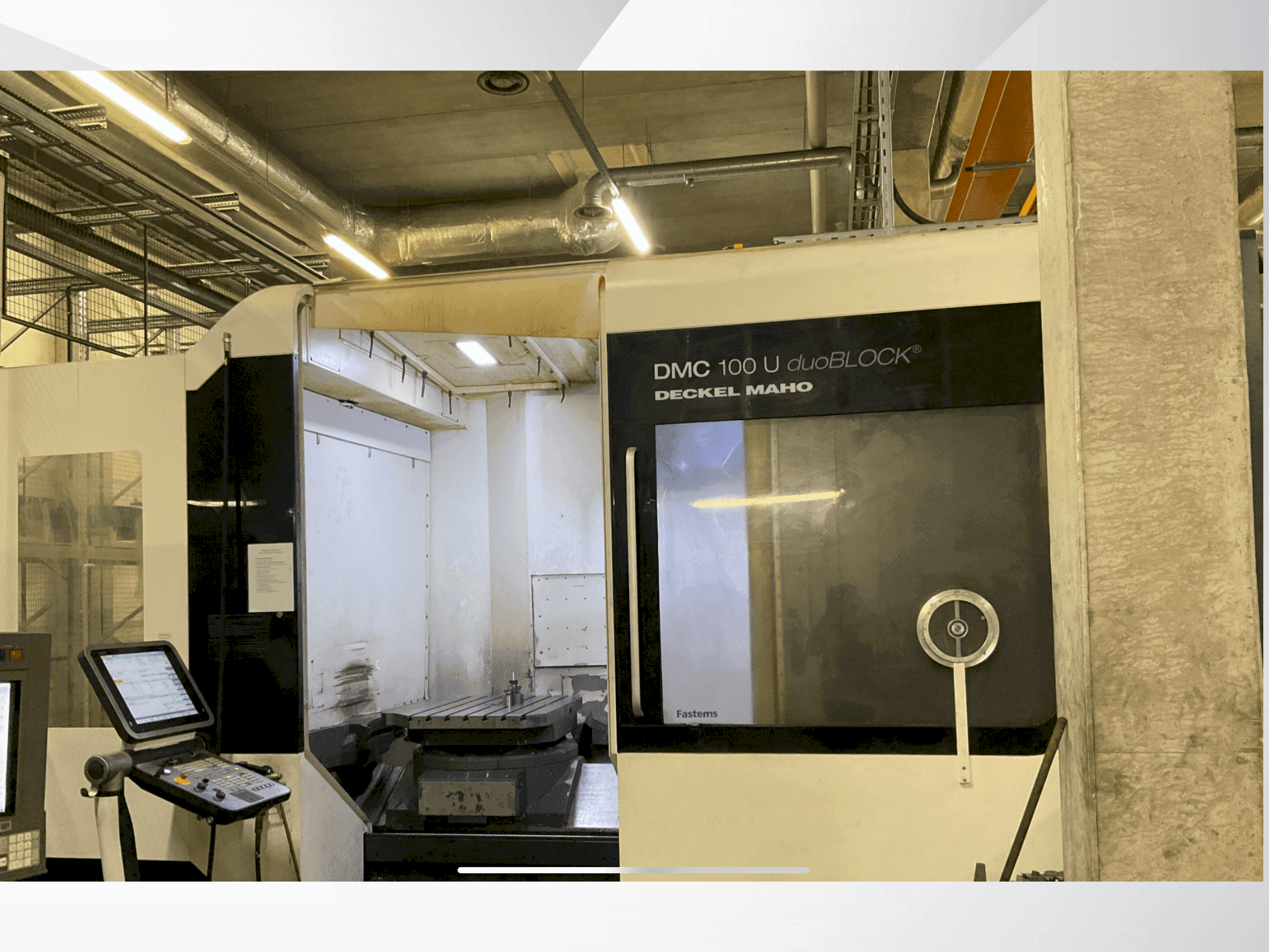 Čelní pohled  na DMG DECKEL MAHO DMC 100U duoBLOCK  stroj