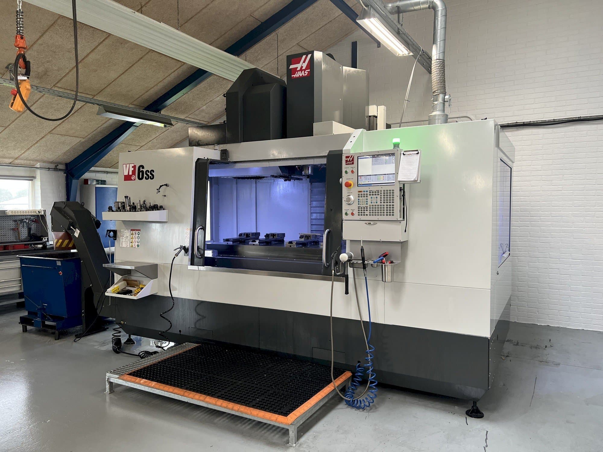 Čelní pohled na HAAS VF6-SS stroj