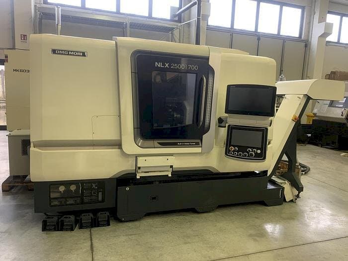 Čelní pohled na DMG MORI NLX 2500SY stroj