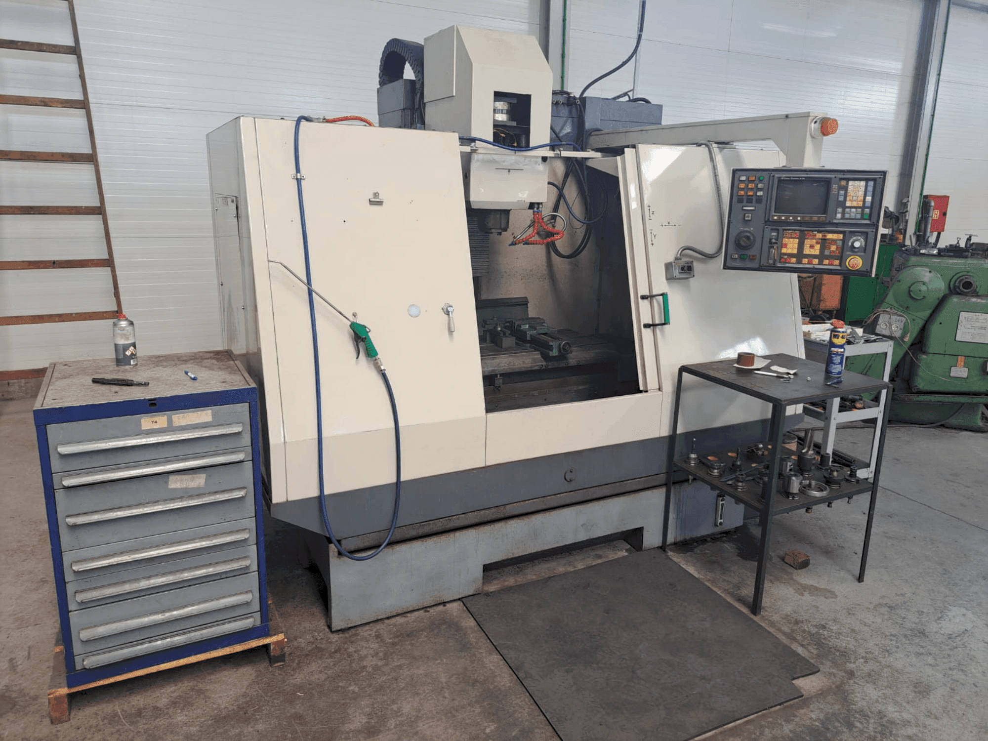 Čelní pohled na Cincinnati Sabre stroj