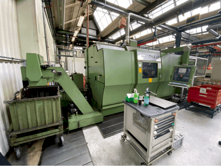 Čelní pohled  na TRAUB TNX 65  stroj