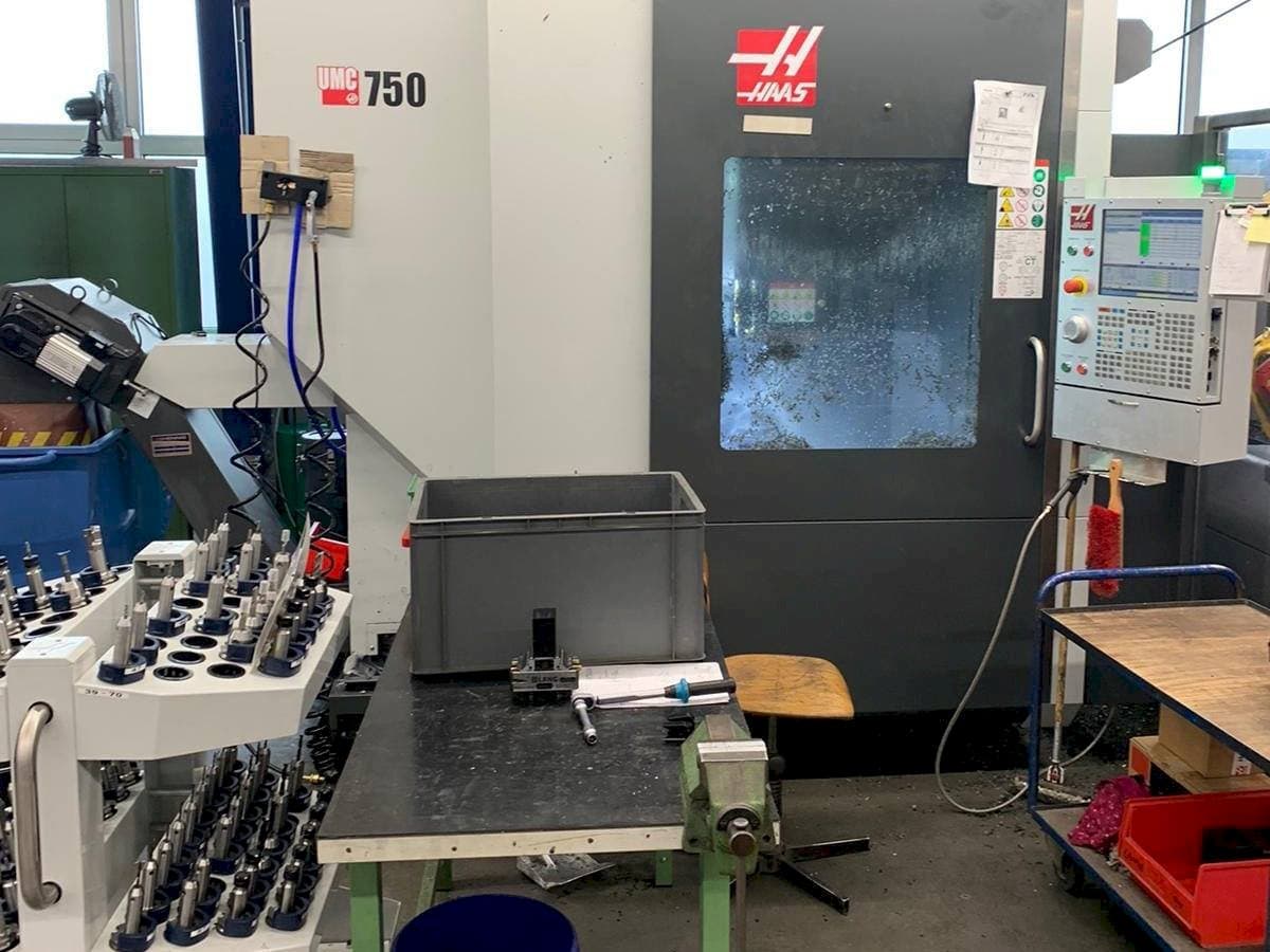 Čelní pohled na HAAS UMC - 750 stroj