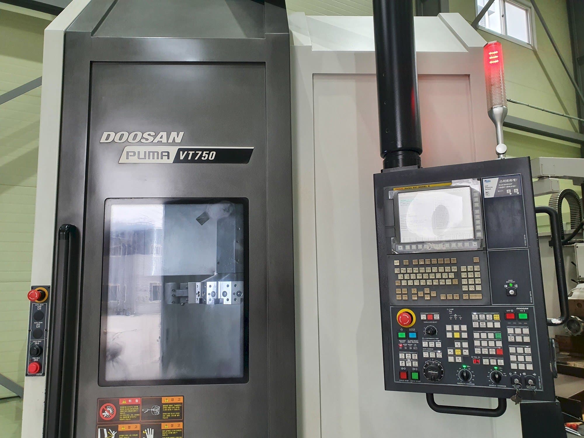 Čelní pohled na Doosan VT750 stroj