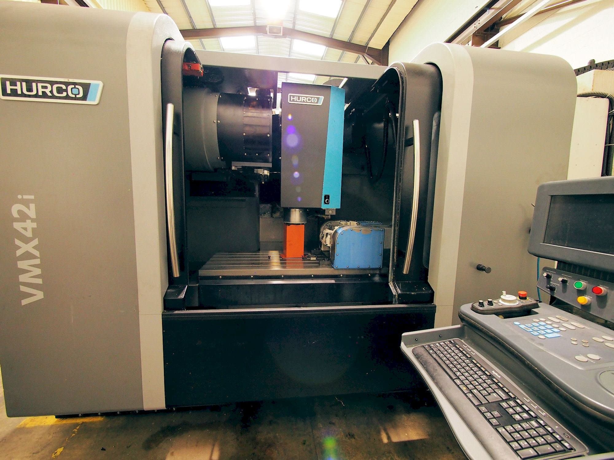Čelní pohled na Hurco VMX 42i stroj