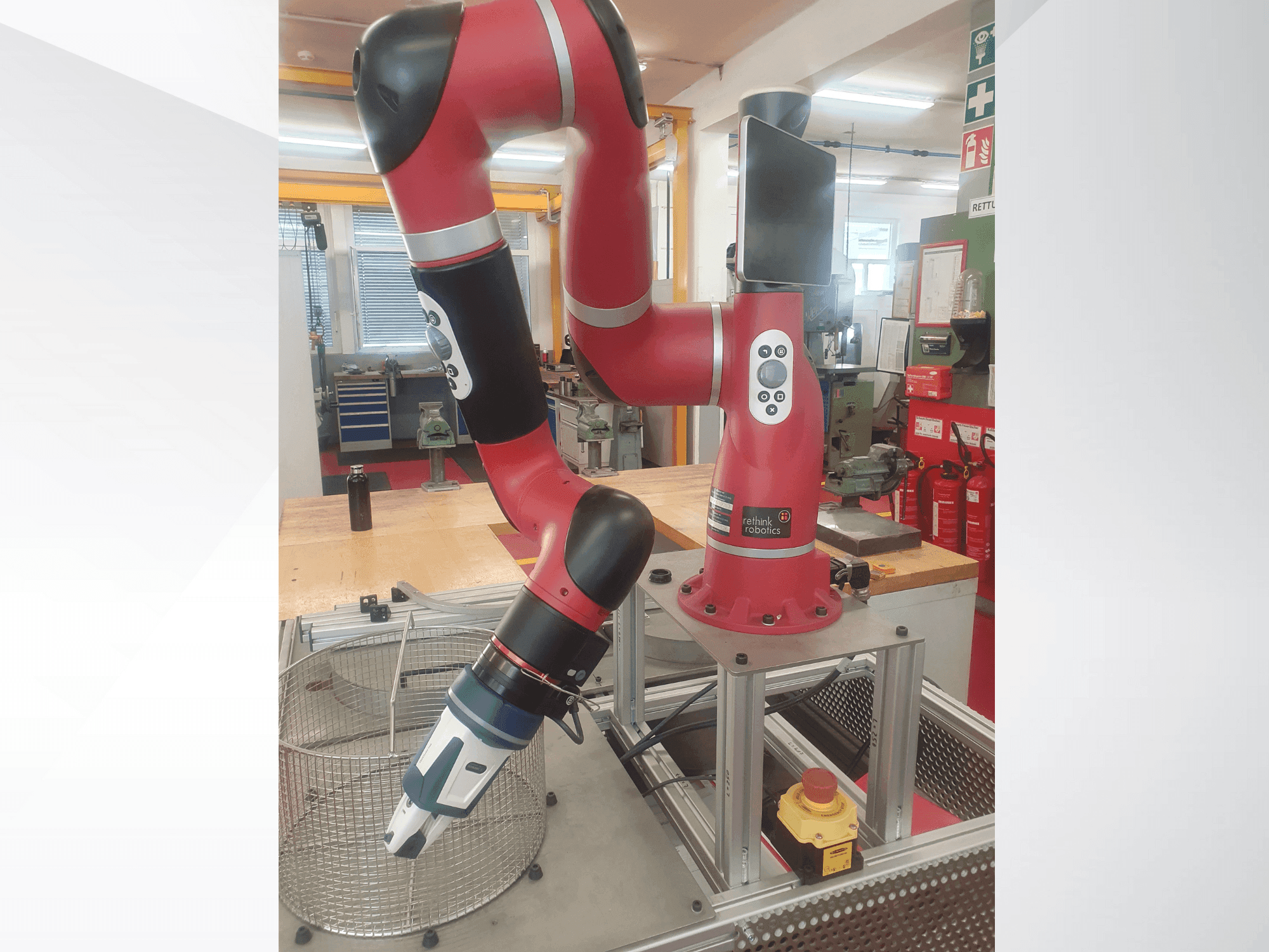Čelní pohled  na RETHINK Robotics Sawyer  stroj