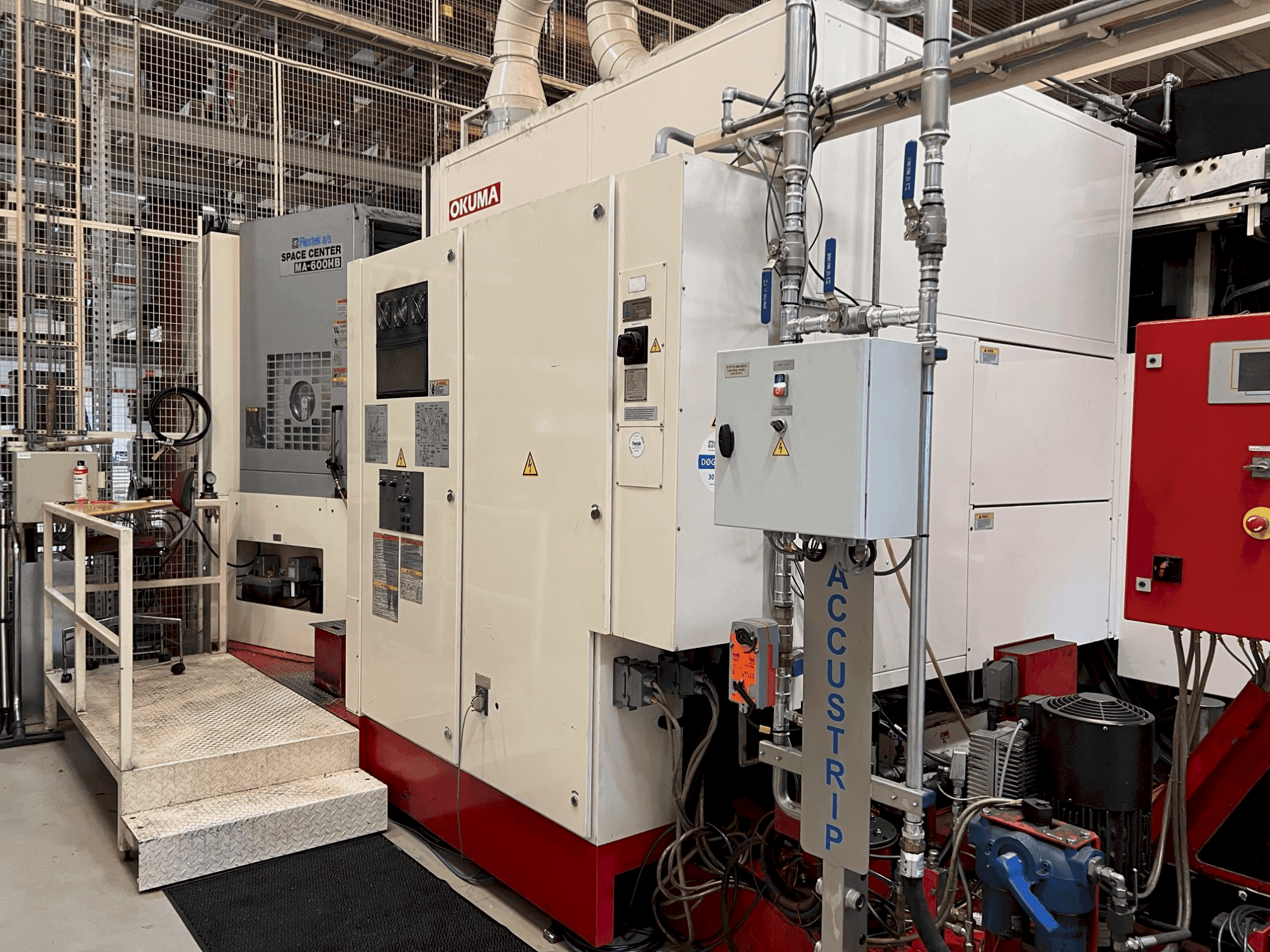 Čelní pohled  na Okuma MA-600HB  stroj