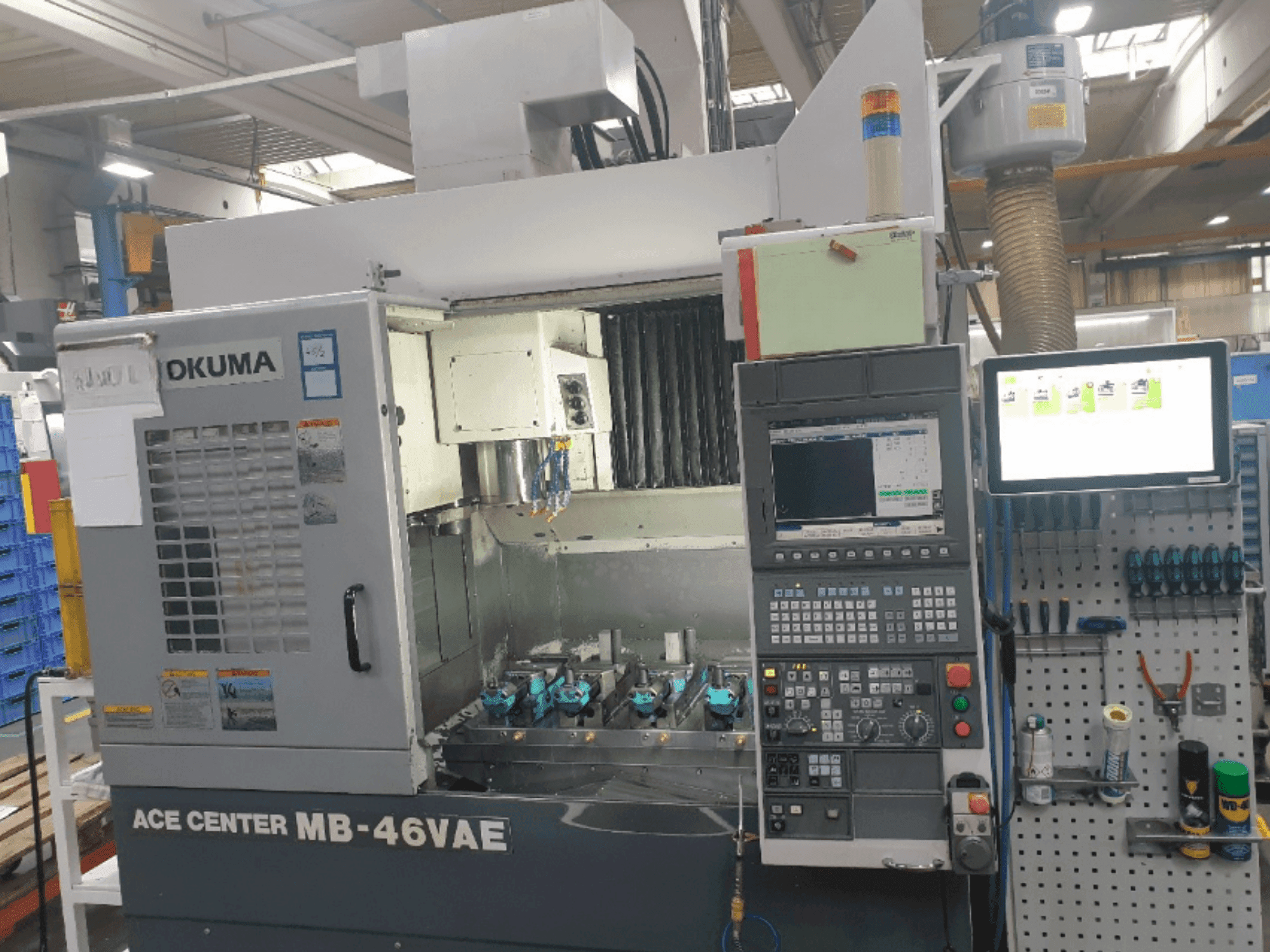 Čelní pohled na Okuma MB-46VAE stroj