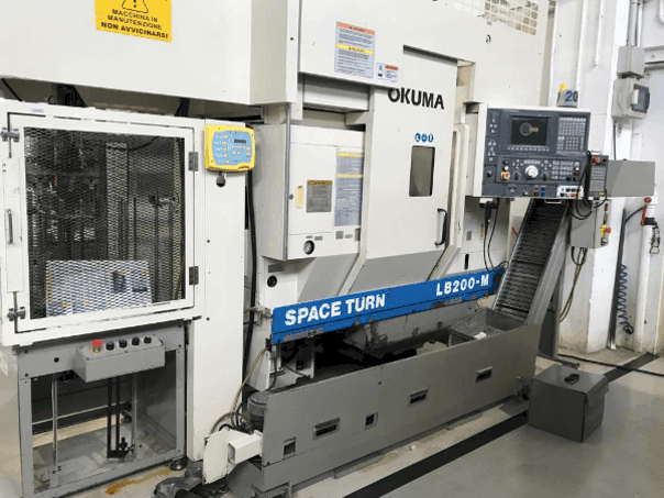Čelní pohled  na Okuma LB 200 M  stroj