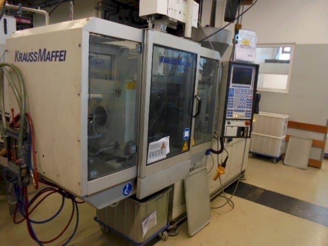 Čelní pohled na Krauss Maffei KM 50-220-C2 stroj