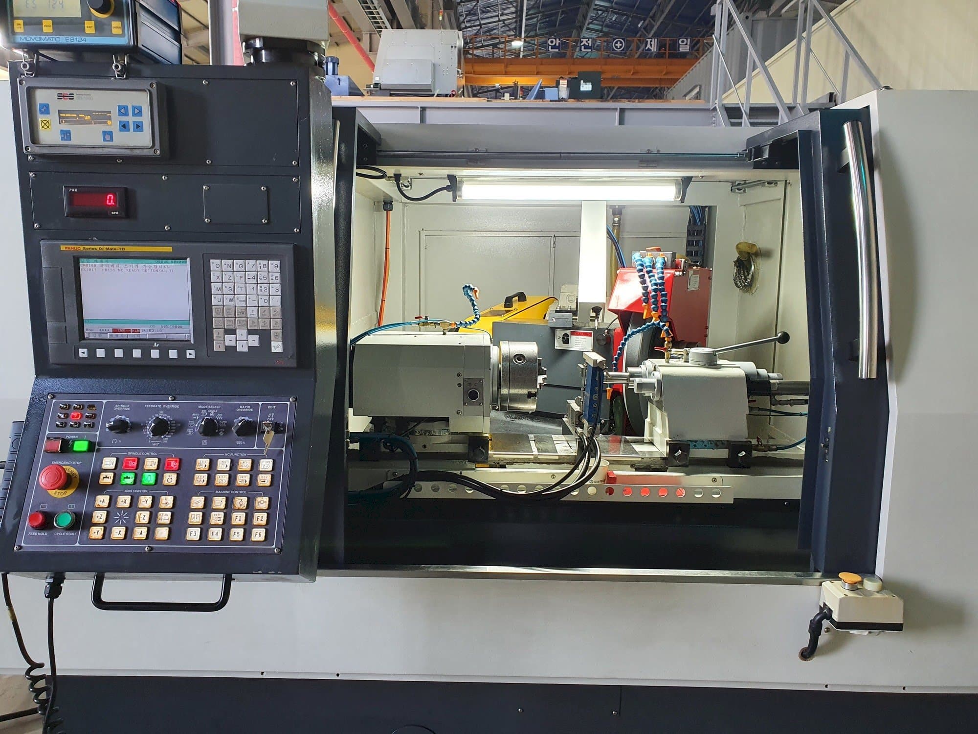 Čelní pohled na e-tech EGA-3250CNC stroj