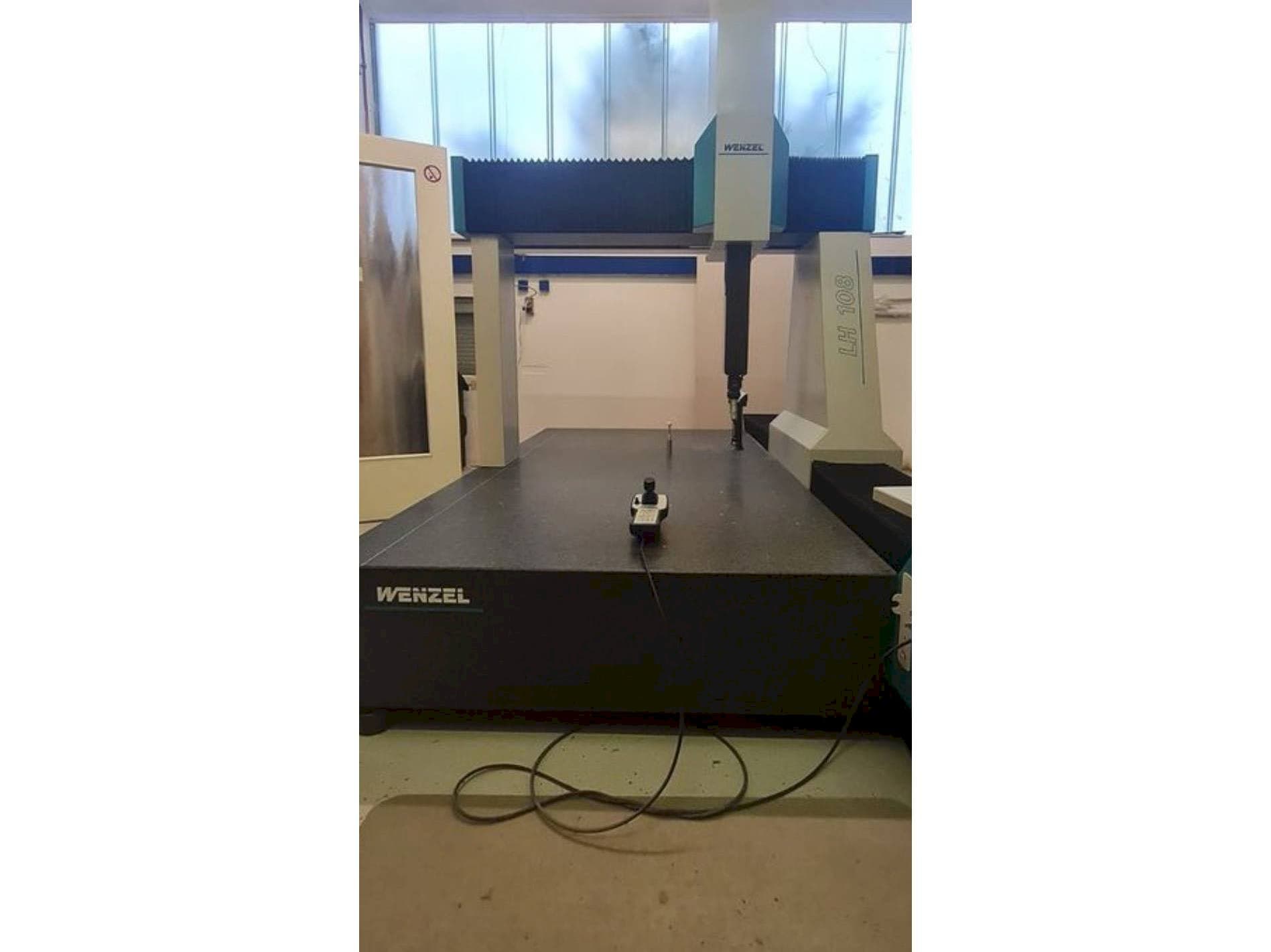 Čelní pohled na Wenzel LH 108 stroj