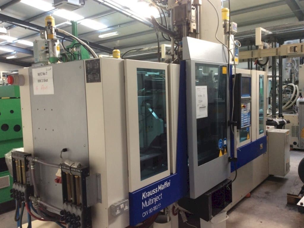 Čelní pohled na Krauss Maffei Multinject 80-180-55 CX V stroj