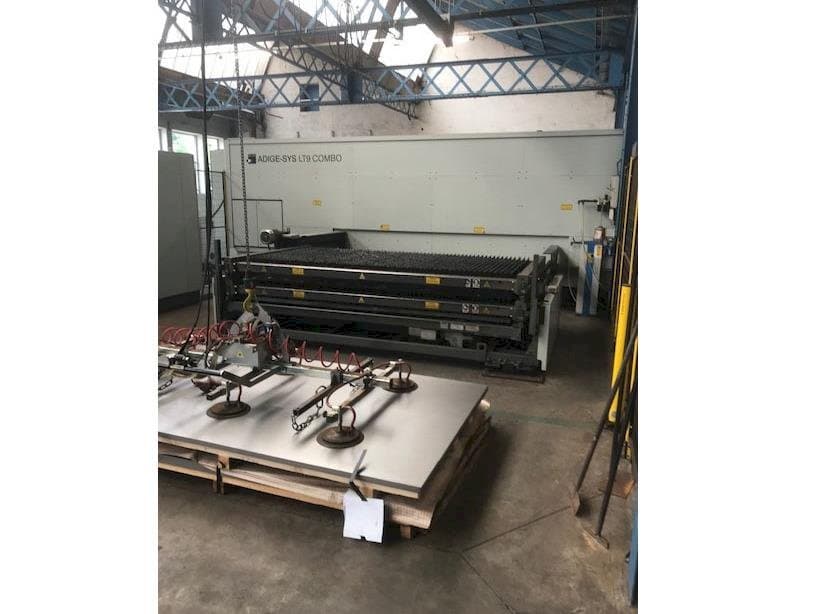 Čelní pohled na BLM Adige-Sys LT9 Combo stroj