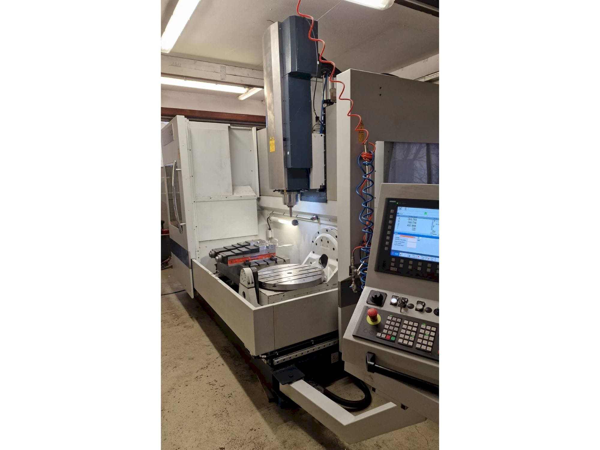 Čelní pohled na SPINNER U5 1520 stroj