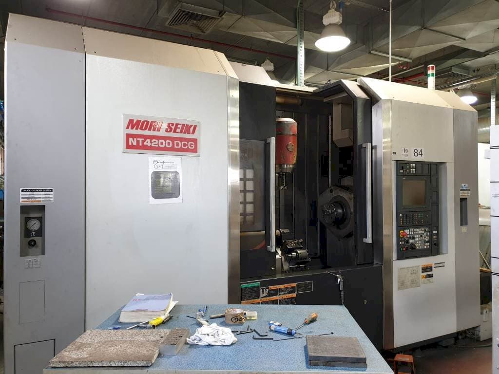 Čelní pohled na MORI SEIKI NT4200 DCG stroj