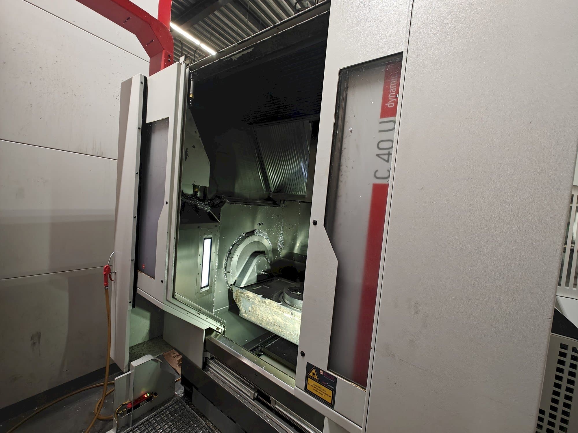 Čelní pohled  na HERMLE C 40 U  stroj