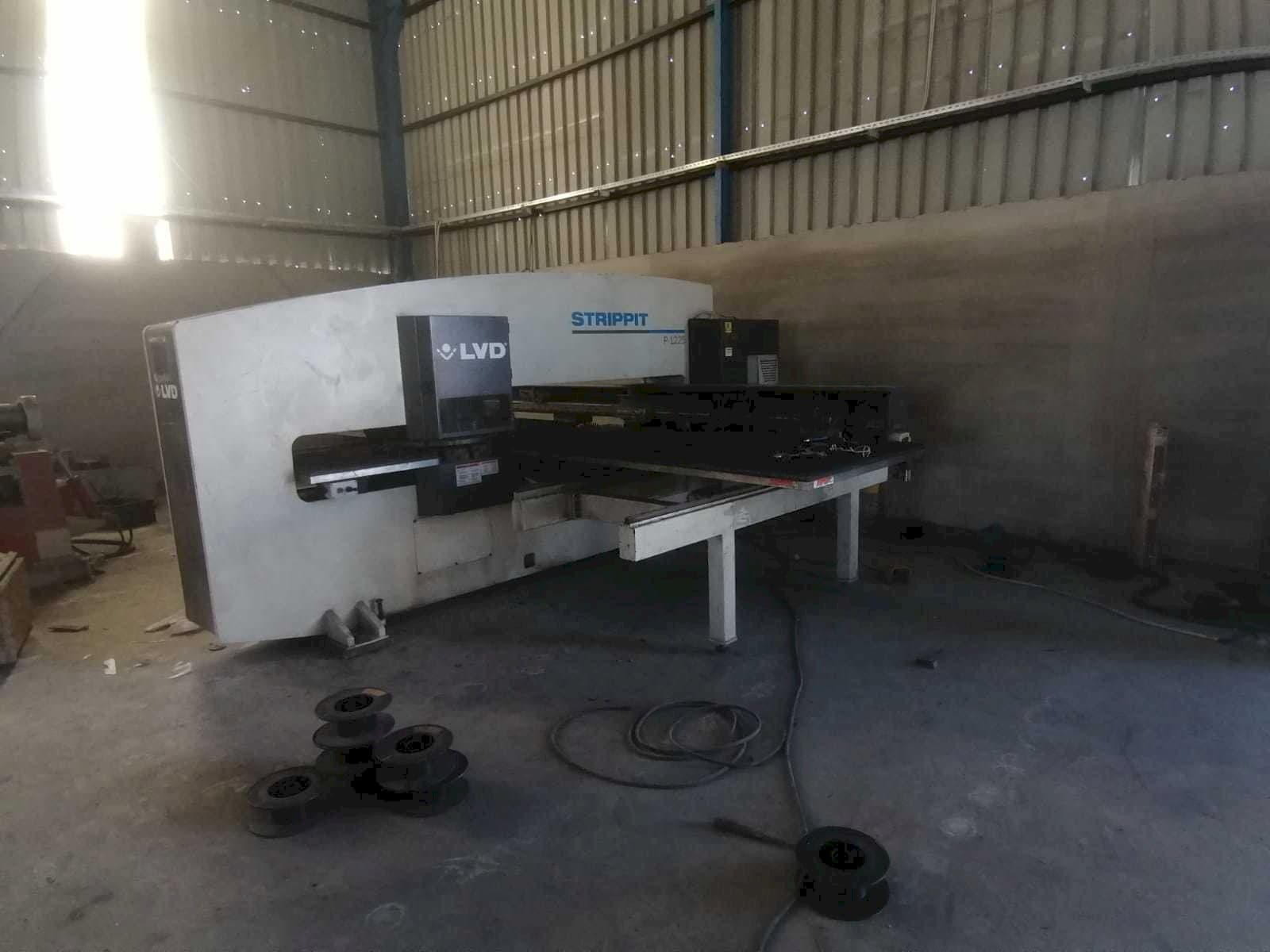 Čelní pohled na LVD P-1225 stroj