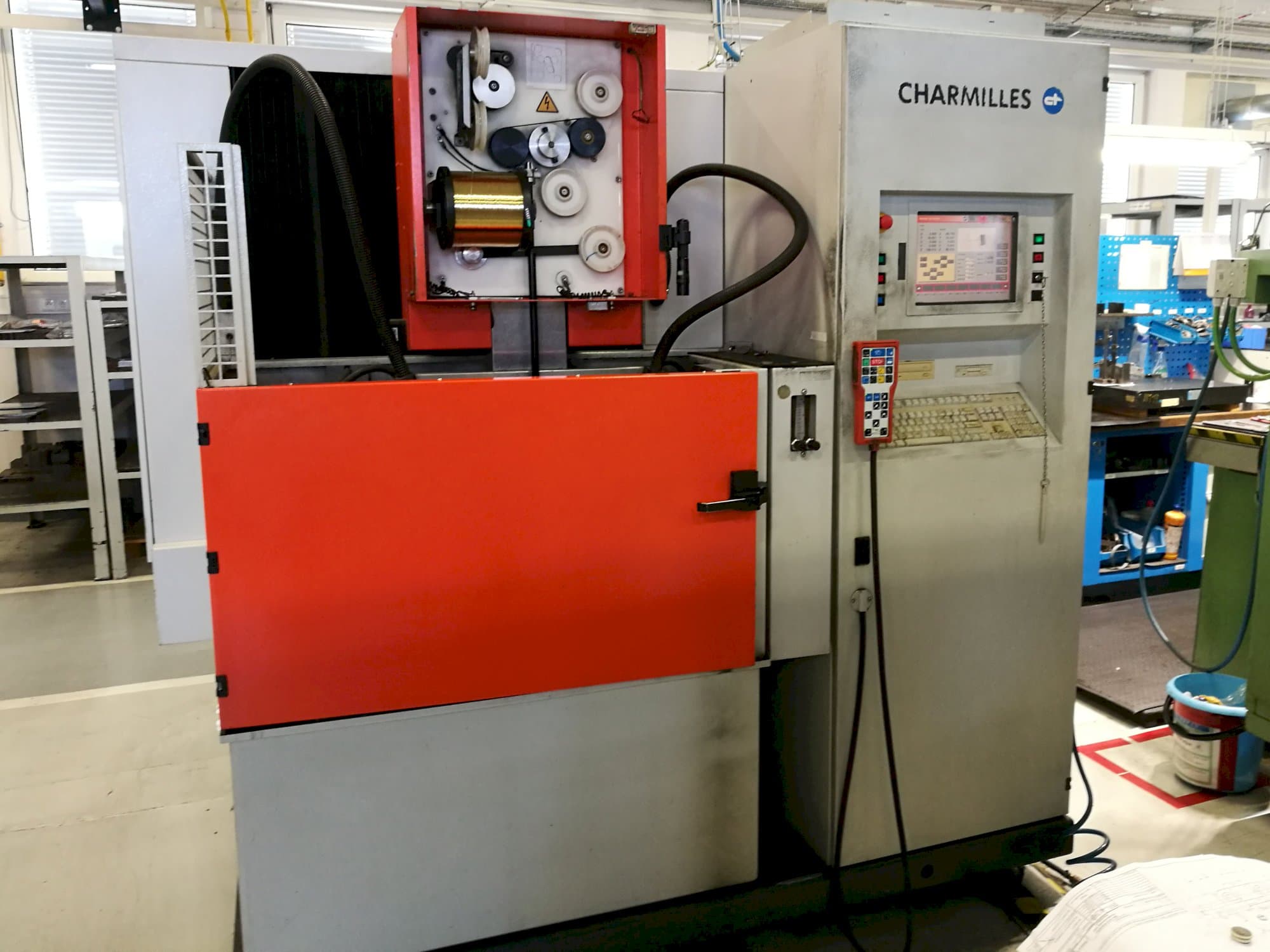 Čelní pohled  na CHARMILLES ROBOFIL 240 SL stroj