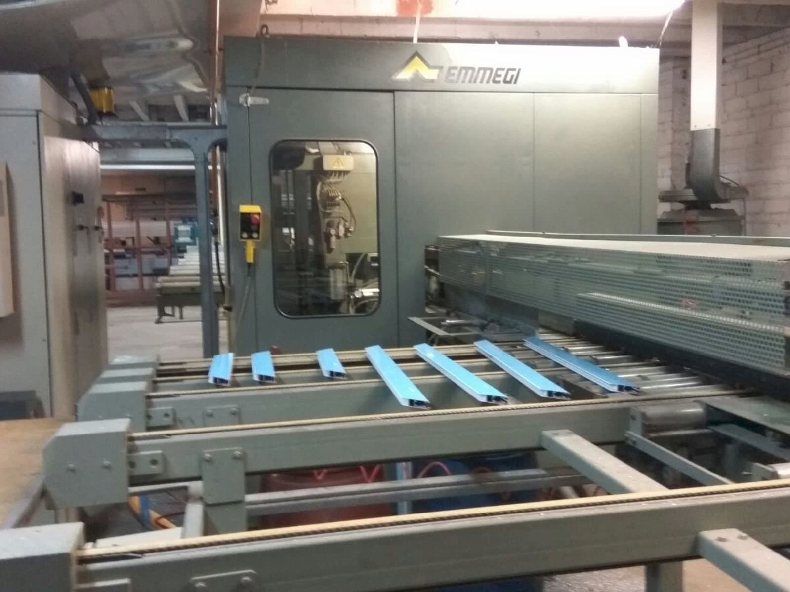 Čelní pohled na Emmegi Quadra stroj