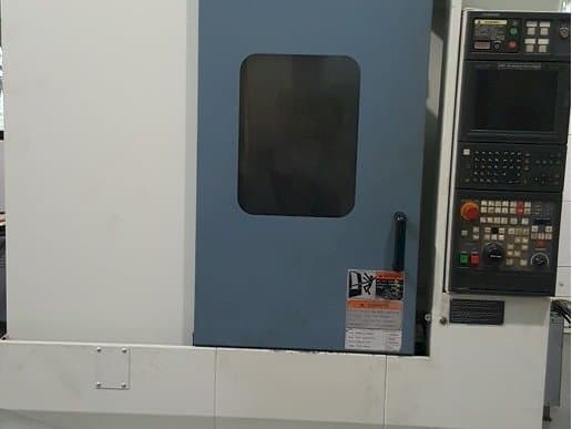 Čelní pohled na MORI SEIKI Accumill 4000 stroj