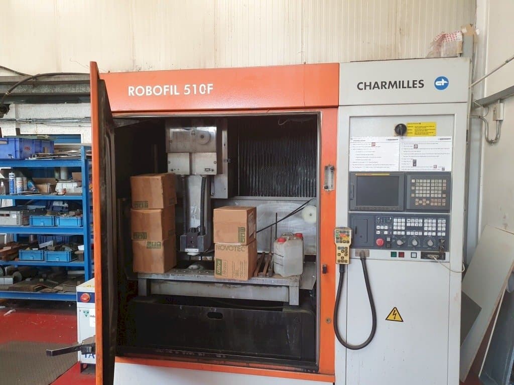 Čelní pohled na CHARMILLES Robofil 510F stroj