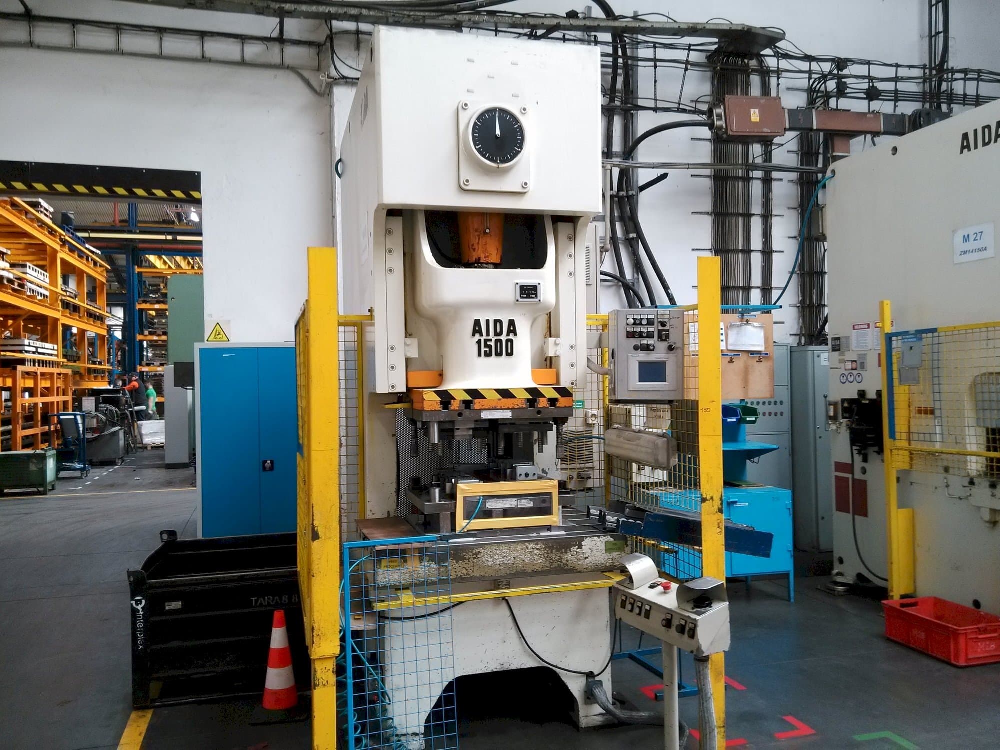 Čelní pohled na AIDA NC 1-1500 stroj