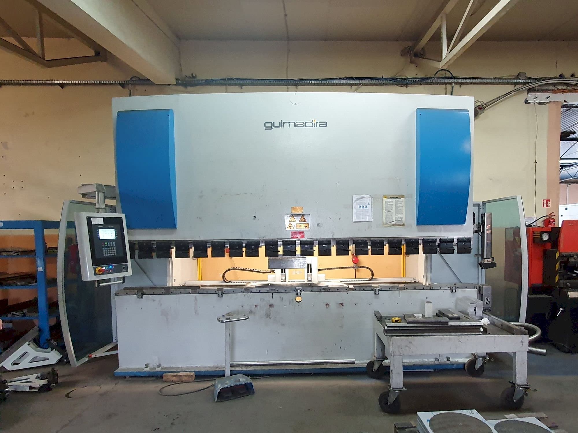 Čelní pohled na ADIRA PMO-16040PLS stroj