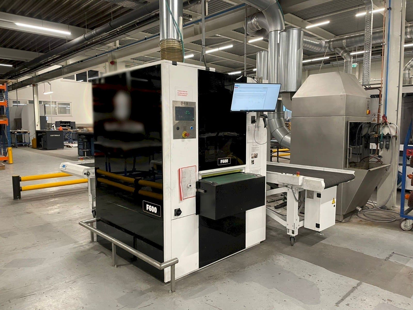 Čelní pohled na Q-FIN F600 stroj