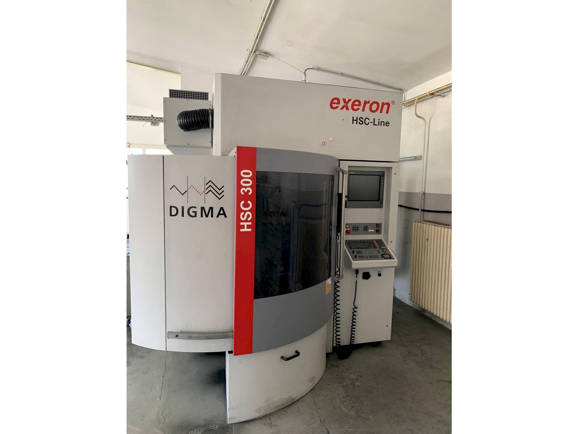 Čelní pohled na Exeron HSC 300P stroj