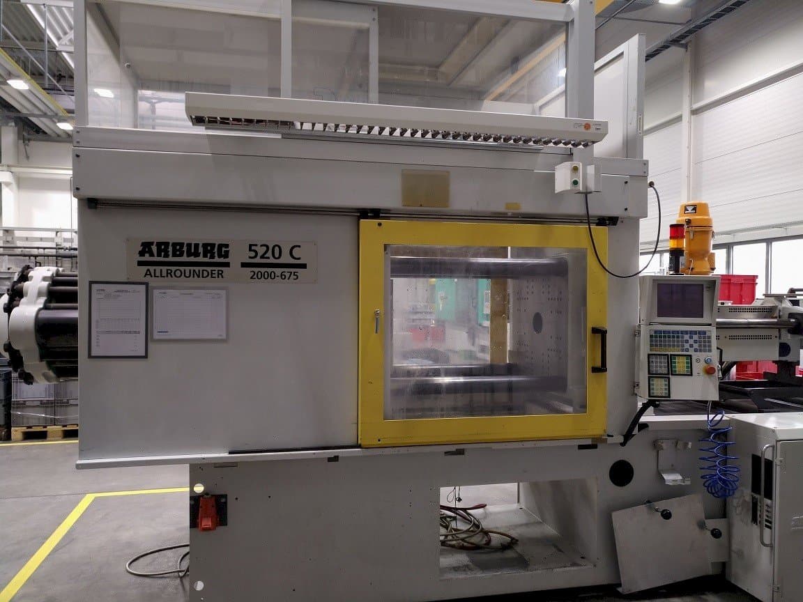 Čelní pohled na Arburg 520 C 2000–675 stroj