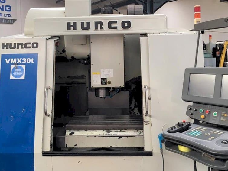 Čelní pohled na Hurco VMX 30T stroj