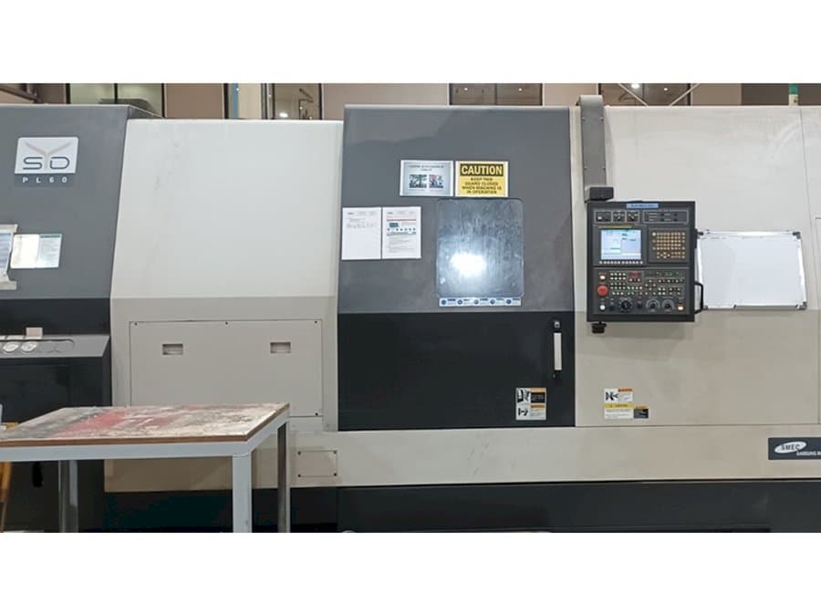 Čelní pohled na Samsung PL60 stroj