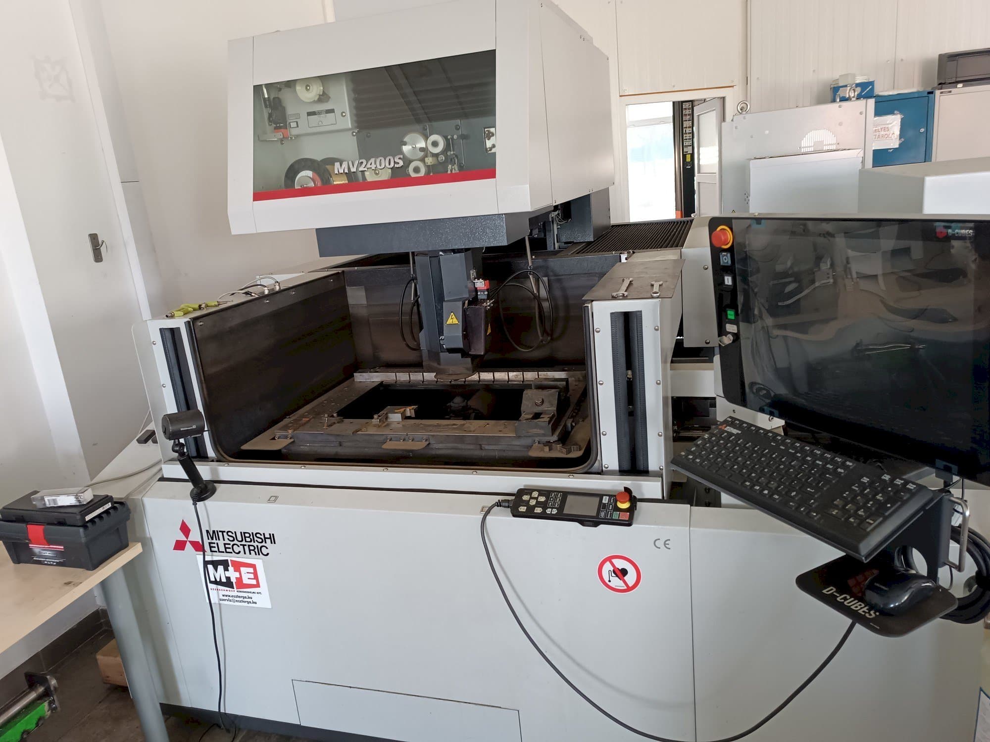 Čelní pohled na Mitsubishi MV2400S stroj