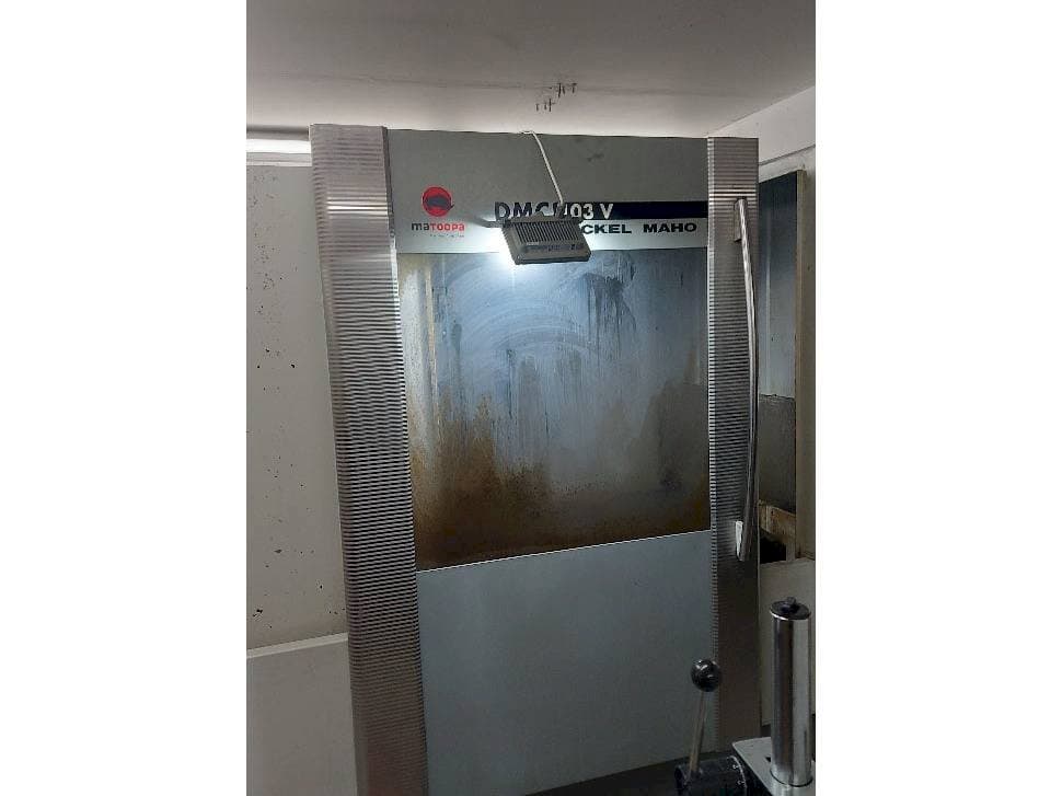 Čelní pohled na DMG DMC 103 V stroj